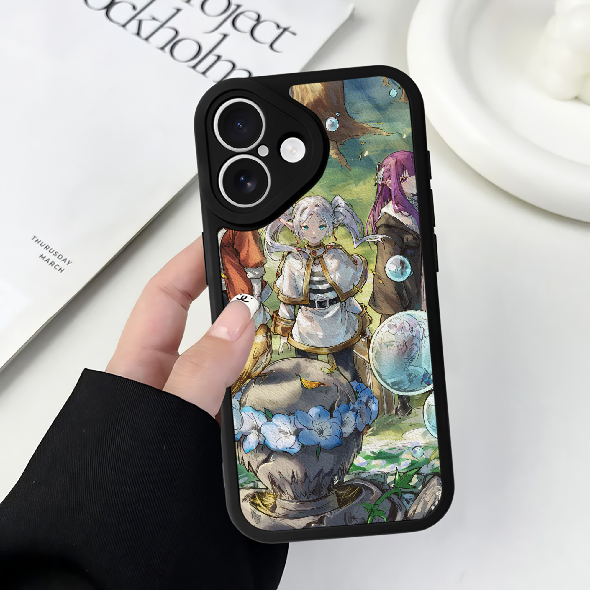 （画像用） 葬送のフリーレン Frieren 【iPhone 16シリーズ対応】シリコンスマホケース（レザー調） 材質：シリコン